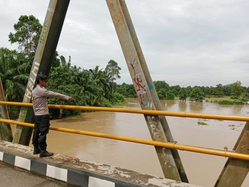 Satgas Tanggap Bencana Polres Lampung Timur Lakukan Patroli Pengecekan Debit Air