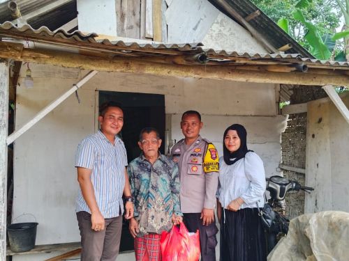 Bhabinkamtibmas Polsek Way Bungur Donasikan Gaji Sebulan Untuk Bantu Mbah Solekan dan Pairan