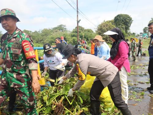 Dukung Gerakan Indonesia Asri, Kapolres Lampung Timur Bersama Forkopimda  Gotong Royong Bersihkan Jembatan Way Curup