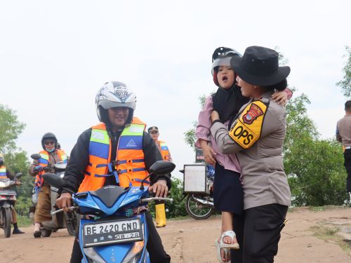 Kapolres Lampung Timur Siagakan Personel Bantu Penyebrangan Warga dan Anak Sekolah di Sungai Way Bungur