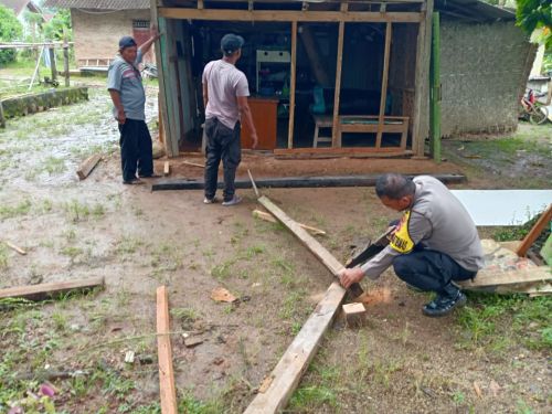 Polsek Batanghari Bersama Masyarakat Gotong Royong Perbaiki Rumah Warga