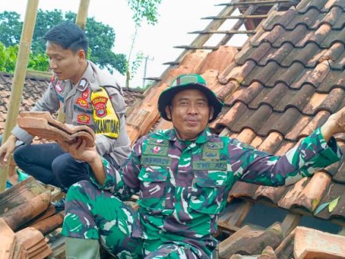 Tanggap Bencana, Bhabinkamtibmas Polsek Pekalongan Turun Langsung Bantu Korban Angin Kencang