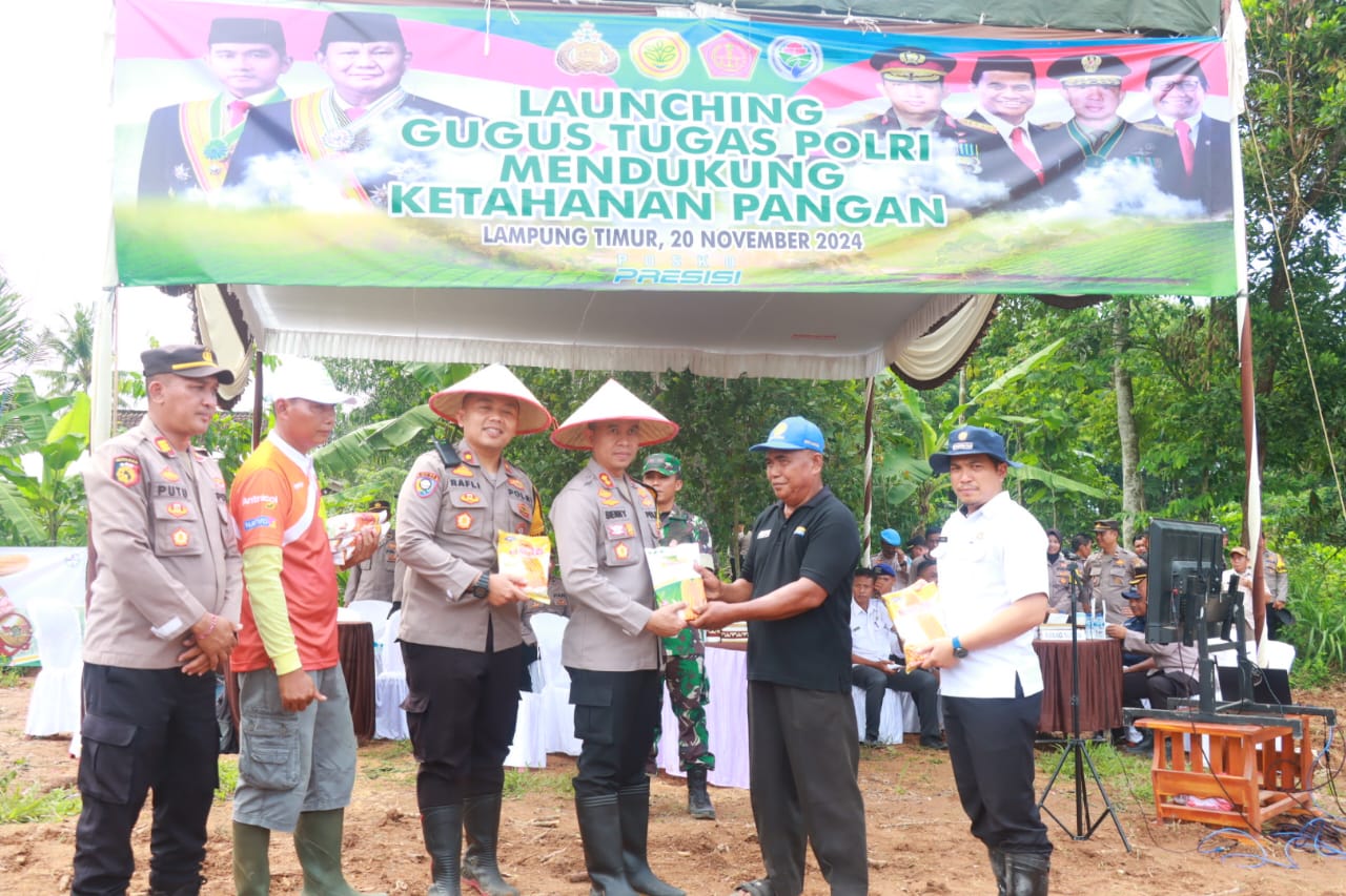 Kapolres Lampung Timur Pimpin Penanaman Jagung di Way Bungur